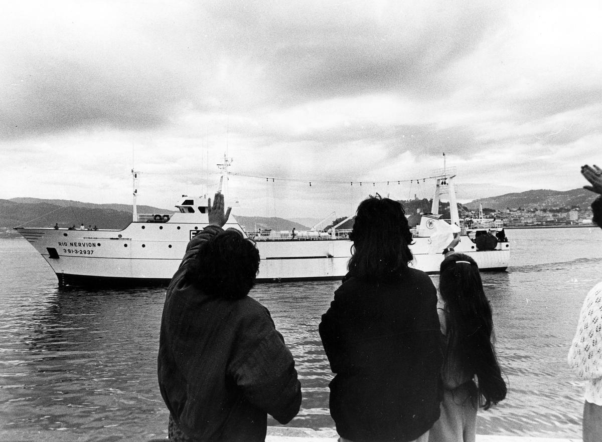 El «Río Nervión», en su ruta hacia Malvinas ya en 1987, tras la expulsión de aguas de Boston