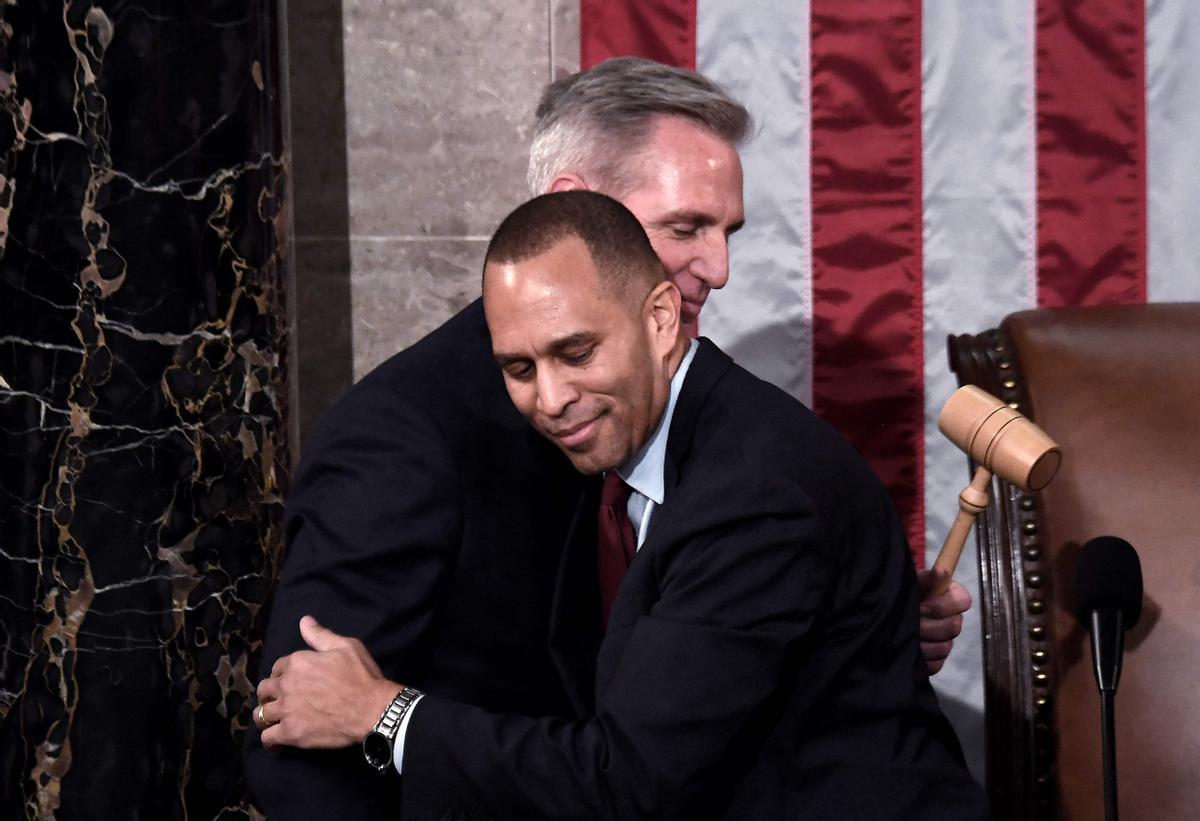 El líder de la minoría Hakeem Jeffries abraza al recientemente electo presidente de la Cámara de Representantes de los EE. UU., Kevin McCarthy.