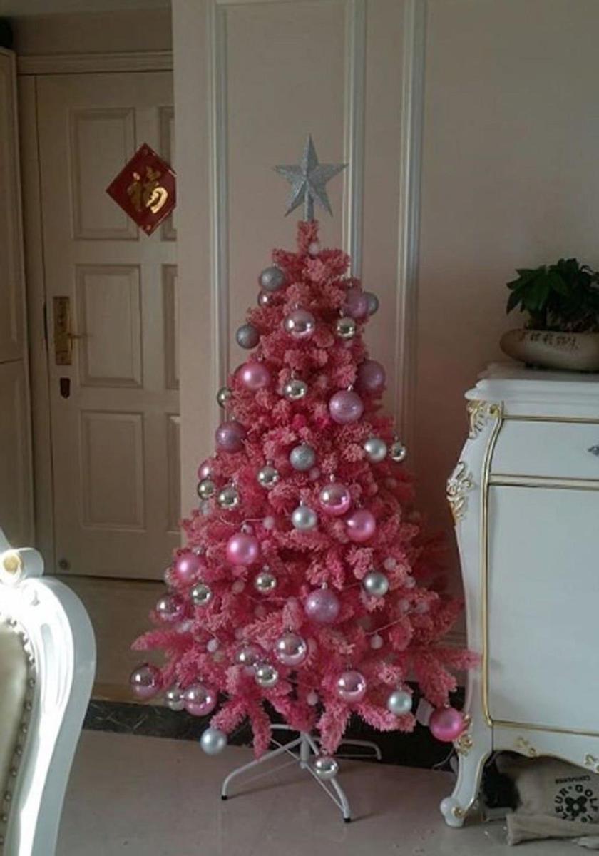 Árbol de Navidad rosa: con adornos plateados