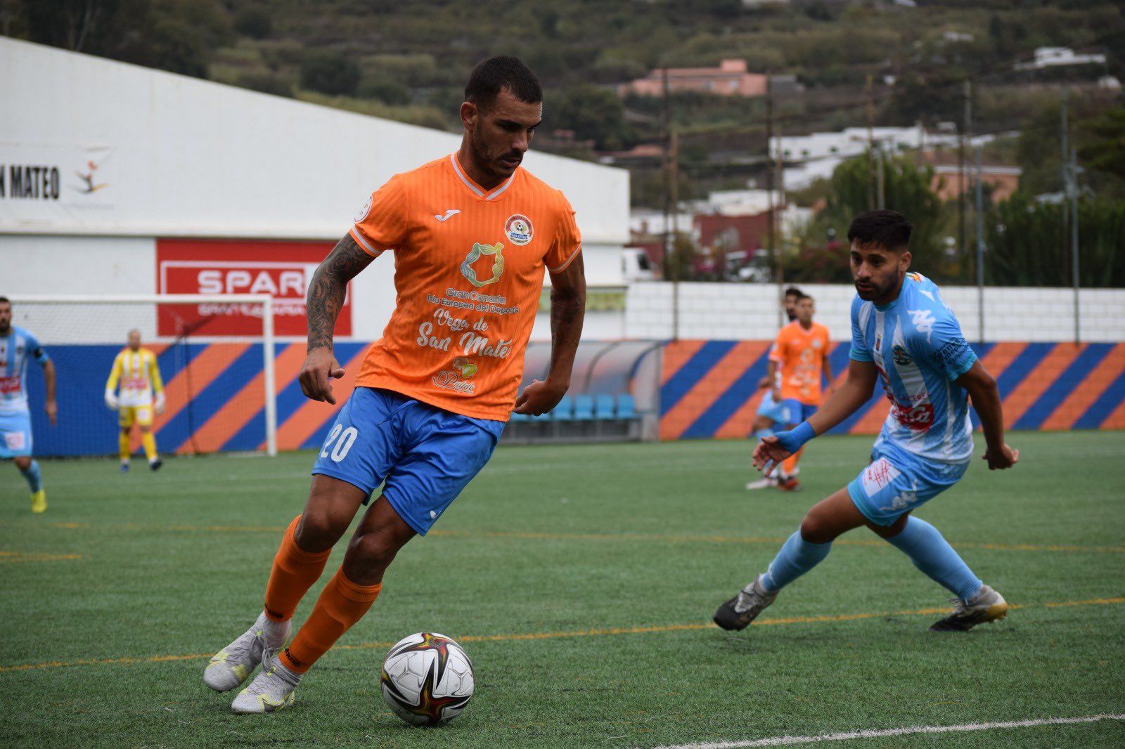 El jugador del Panadería Pulido Aday protege el balón ante un defensor del Coria, este domingo, en La Vega.