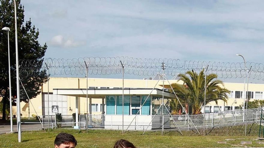 Enrique López, Lucía Montejo y Rosa Espiño, ayer, ante el acceso principal al centro penitenciario de Asturias.