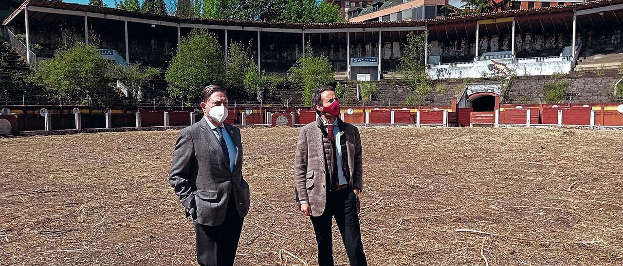 Alfredo Canteli (izquierda) y Nacho Cuesta, en la plaza de toros.