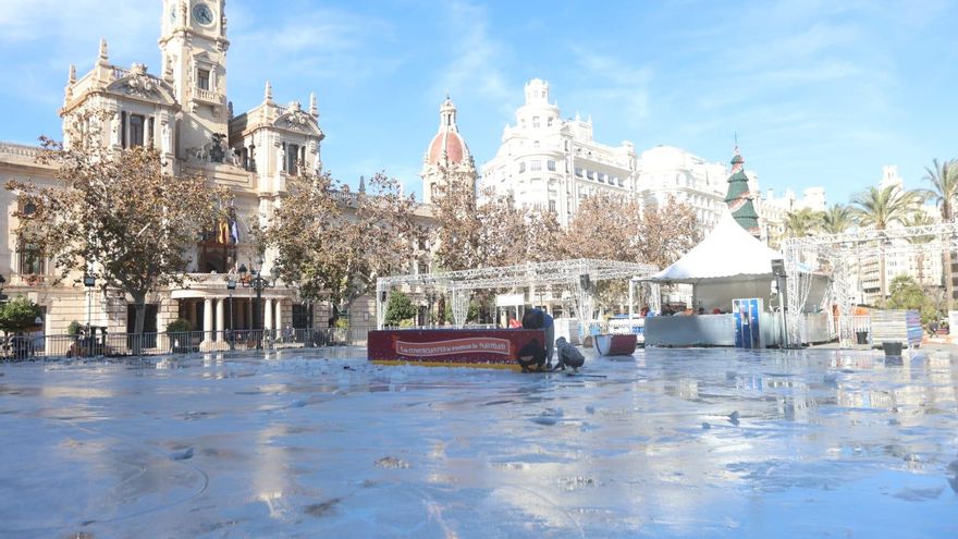 Fin de la Navidad: deshielo en la pista de patinaje de València