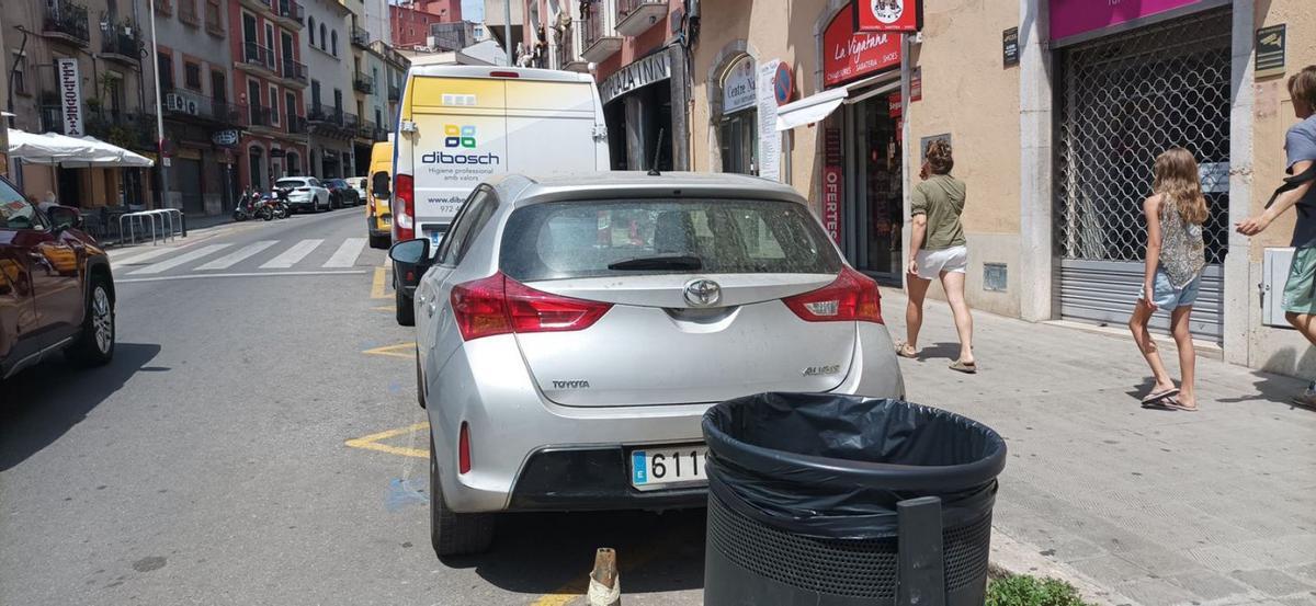 Un turisme aparcat en horari de càrrega i descàrrega a la pujada del Castell de Figueres.