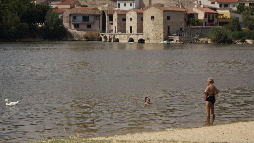 Dos mujeres se refrescan en el Duero para combatir el calor
