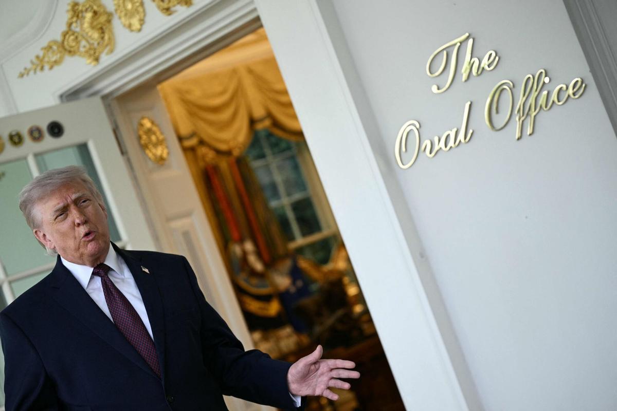 El presidente de Estados Unidos, Donald Trump, habla con la prensa frente al Despacho Oval de la Casa Blanca, en Washington DC, el 13 de abril de 2026