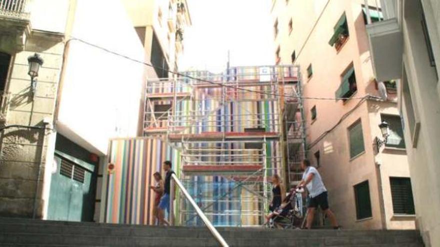 Las franjas de colores del mural ya se aprecian sobre las escalinatas de la calle Maldonado.