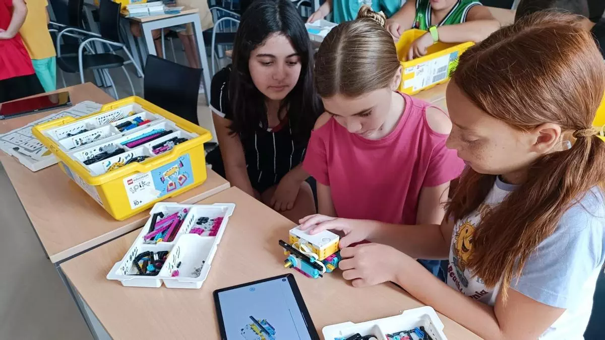 Experimentos, robots y juegos: Ibiza acerca la ciencia a los niños