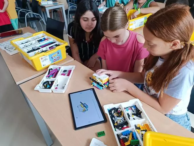 Galería: Ibiza acerca la ciencia a los niños con una mañana de experimentos, robots y juegos