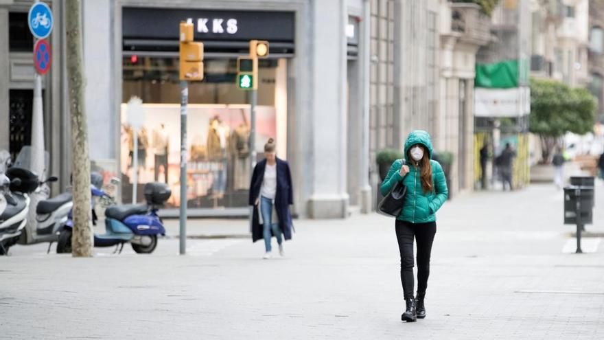 Varias personas en Barcelona, este lunes.