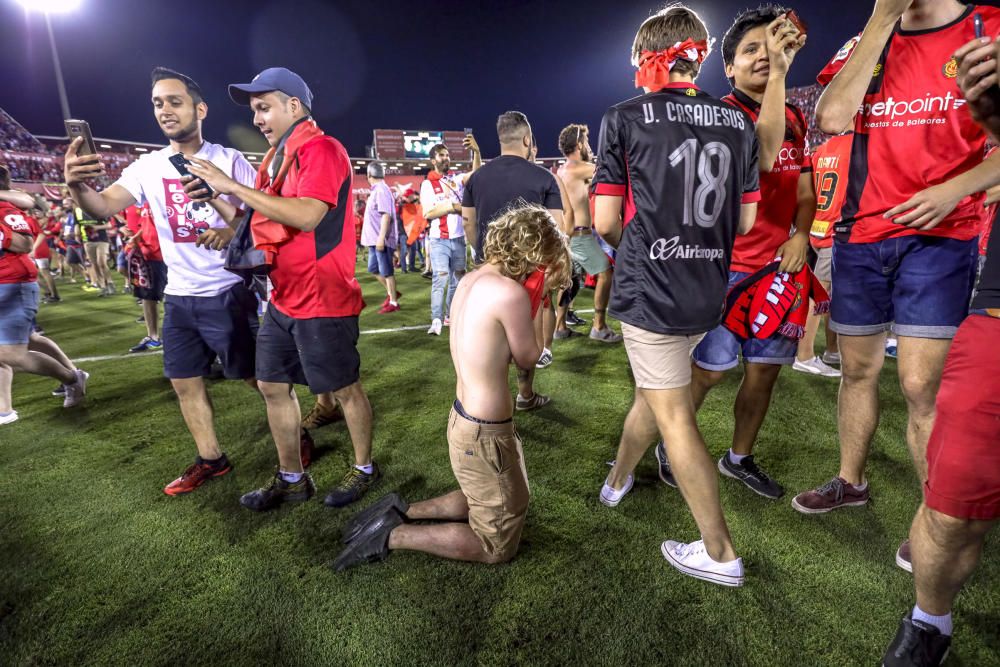 Los aficionados del Mallorca invaden el campo tras el pitido final