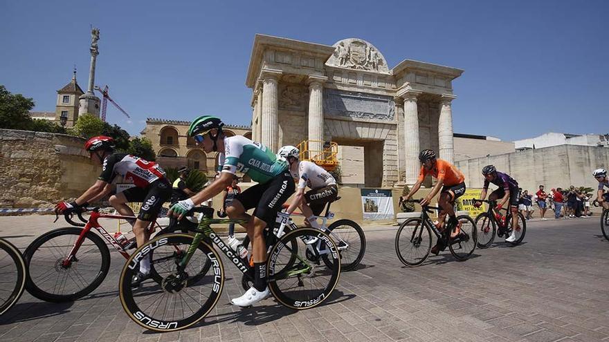 La Vuelta Ciclista pasa frente a la Puerta del Puente.