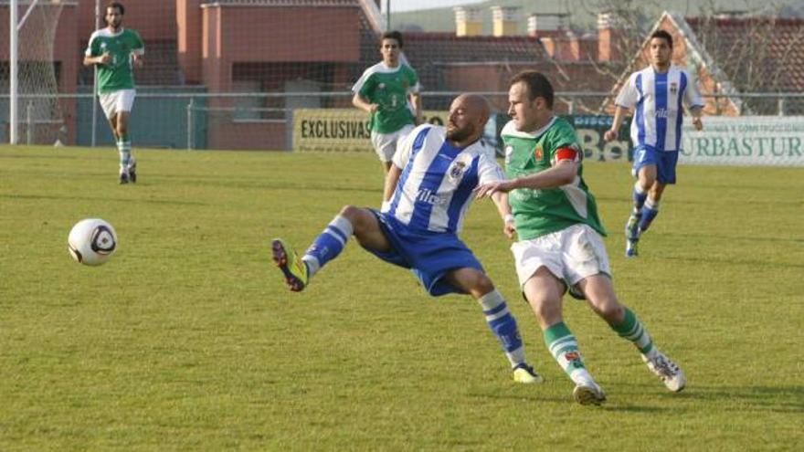 Miguel Suárez se adelanta a Óscar Pantín, el capitán del Llanes.