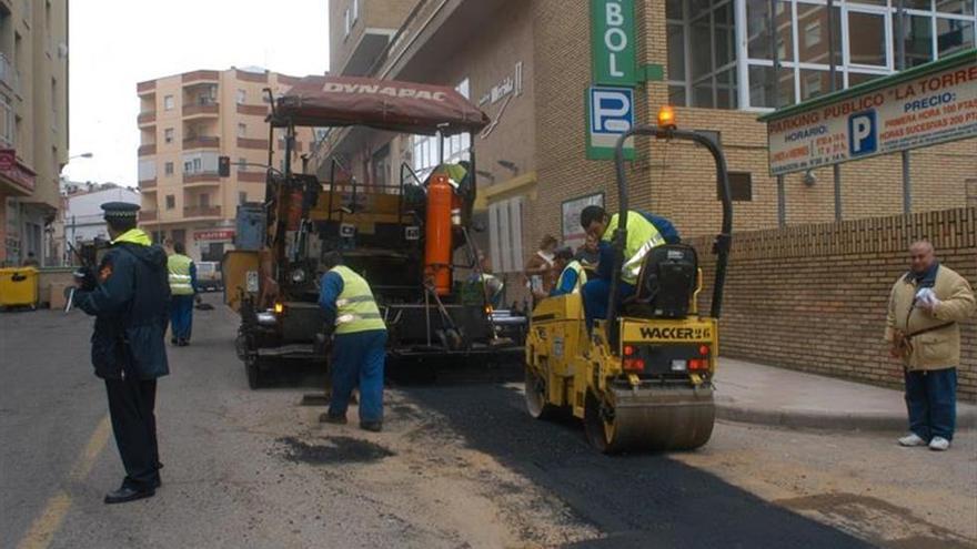 El consistorio comienza las obras para el asfaltado de cien calles de Mérida