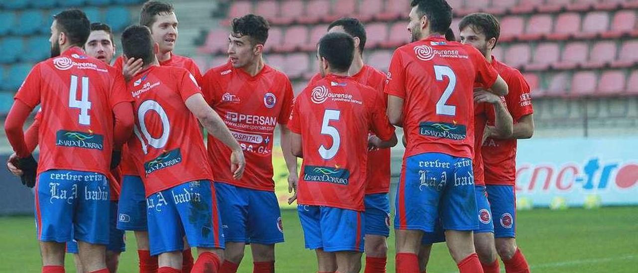 Los jugadores de la UD Ourense celebran el gol que supuso la victoria sobre el Arzua. // Iñaki Osorio