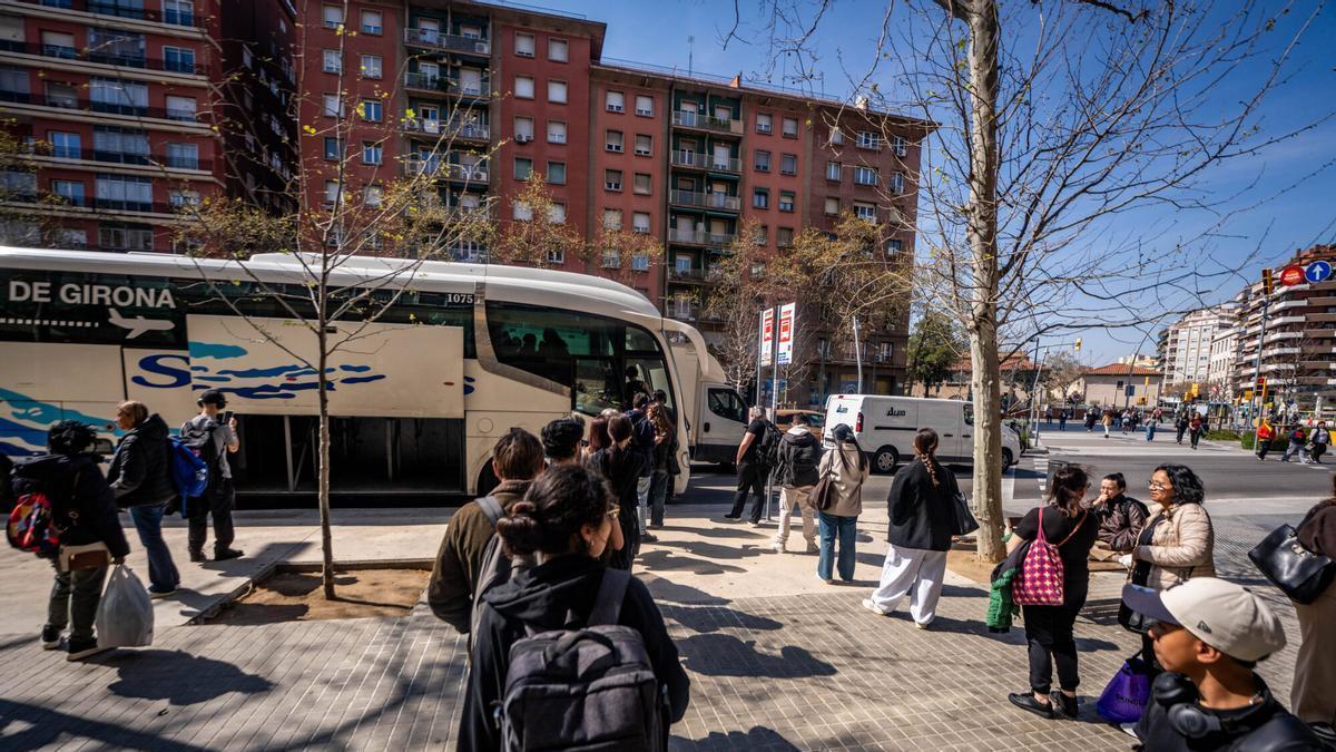 Personas esperando en una parada de bus interurbano en Sagrera.