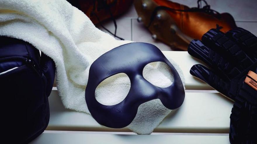 máscara de protección facial y vestuario específico.
