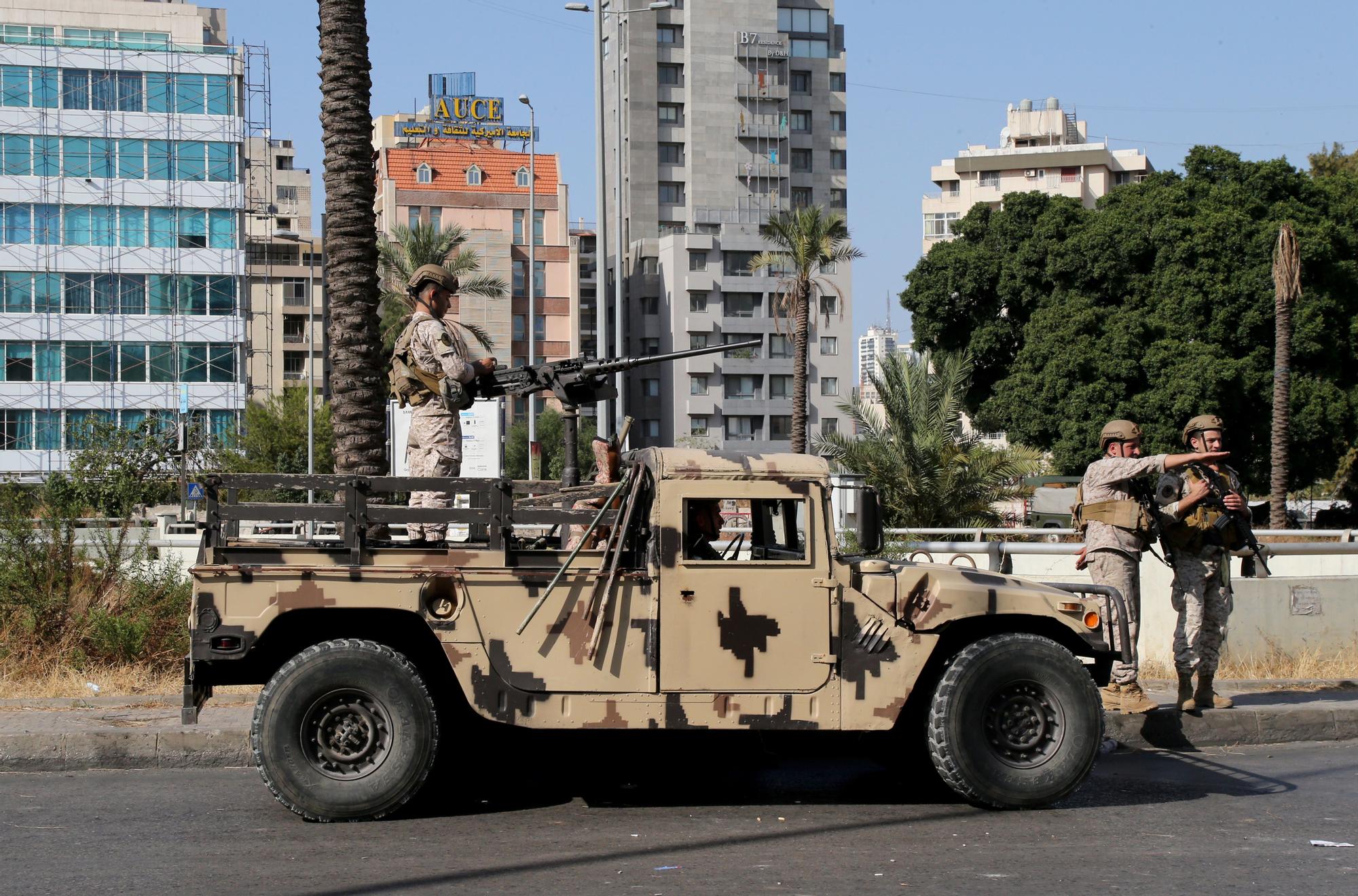 Fuerzas militares libanesas desplegadas en la zona de enfrentamientos en el barrio de Tayouneh, suburbio sur de Beirut, Líbano.