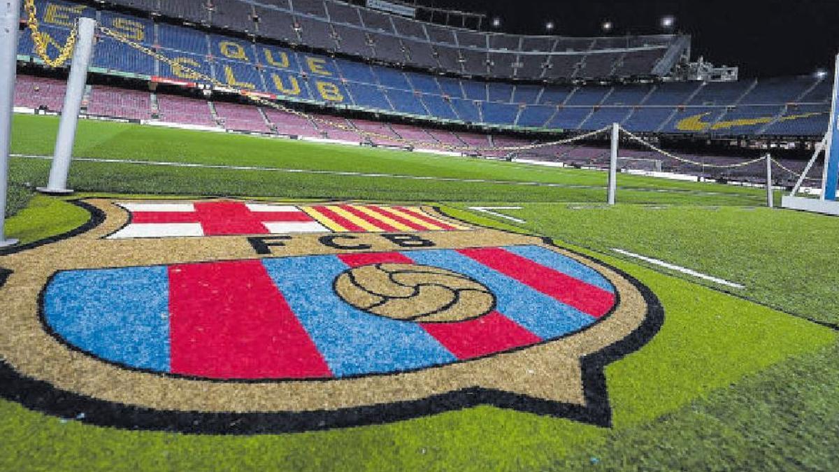 El escudo del Barça, sobre el césped del Camp Nou