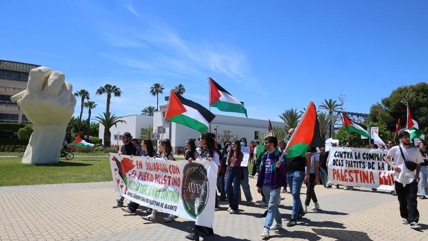 La acampada pro Palestina en la UA coge fuerza: un centenar de personas se manifiesta en el campus