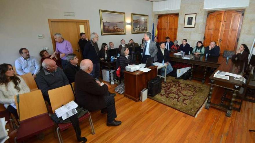 Una reunión anterior de la comisión de deslinde, en el Concello de Poio. // Gustavo Santos
