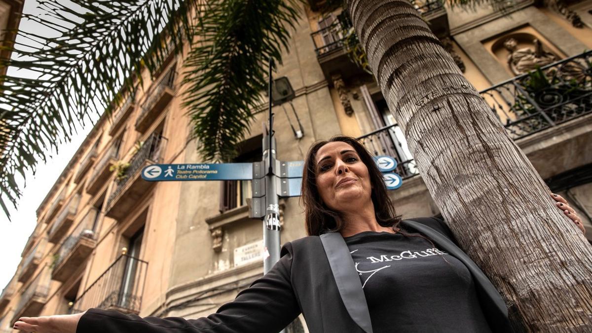 Mònica Pérez, con la palmera de la calle de Tallers