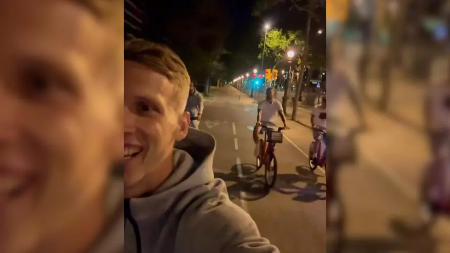 Dani Olmo, Eric García, Pedri e Iñigo Martínez en bici a visitar a Ferran Torres al hospital tras conquistar la Liga
