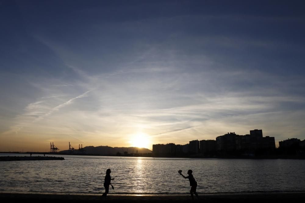 Atardecer en las playas de Málaga en noviembre.