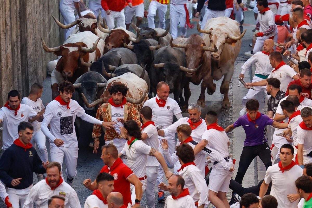 PAMPLONA, 12/07/2025.- Mozos perseguidos por los toros de la ganadería de José Escolar en el sexto encierro de los Sanfermines, este sábado en Pamplona. EFE/Jesús Diges PAMPLONA, 12/07/2025.- Mozos perseguidos por los toros de la ganadería de José Escolar en el sexto encierro de los Sanfermines, este sábado en Pamplona. EFE/Jesús Diges