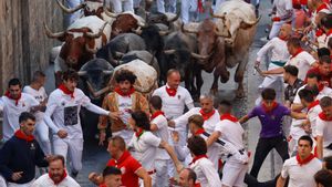 PAMPLONA, 12/07/2025.- Mozos perseguidos por los toros de la ganadería de José Escolar en el sexto encierro de los Sanfermines, este sábado en Pamplona. EFE/Jesús Diges