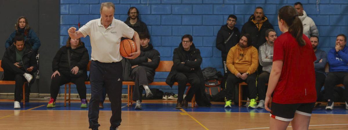 Aíto García Reneses durante la clase magistral que impartió ayer en Fontecarmoa.
