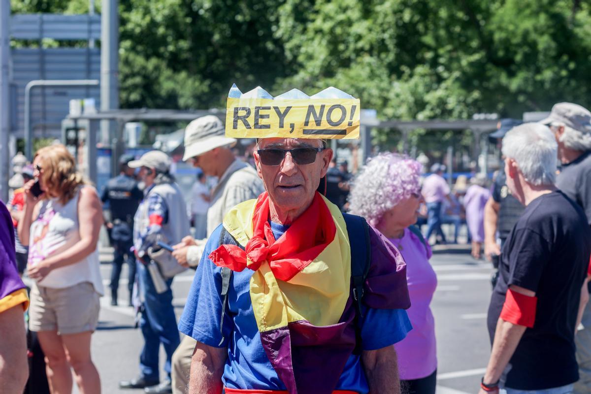 Un hombre durante una marcha contra la monarquía, a 16 de junio de 2024, en Madrid (España). Diversos colectivos han convocado una marcha republicana en el centro de Madrid en vísperas del aniversario de la coronación de Felipe VI, bajo el lema Monarquía no, democracia sí, al que han asistido dirigentes de Podemos. Hay tres puntos de salida, la Puerta de Alcalá, Colón y Neptuno para confluir las tres columnas en Cibeles y marchar de forma conjunta hacia la Puerta del Sol, para leer un manifiesto por parte del cineasta Benito Rabal, hijo del actor Paco Rabal, y por la periodista Irene Zugasti. 16 JUNIO 2024;REPÚBLICA;DEMOCRACIA;MONARQUÍA;MANIFESTACIÓN Ricardo Rubio / Europa Press 16/06/2024 / Ricardo Rubio;