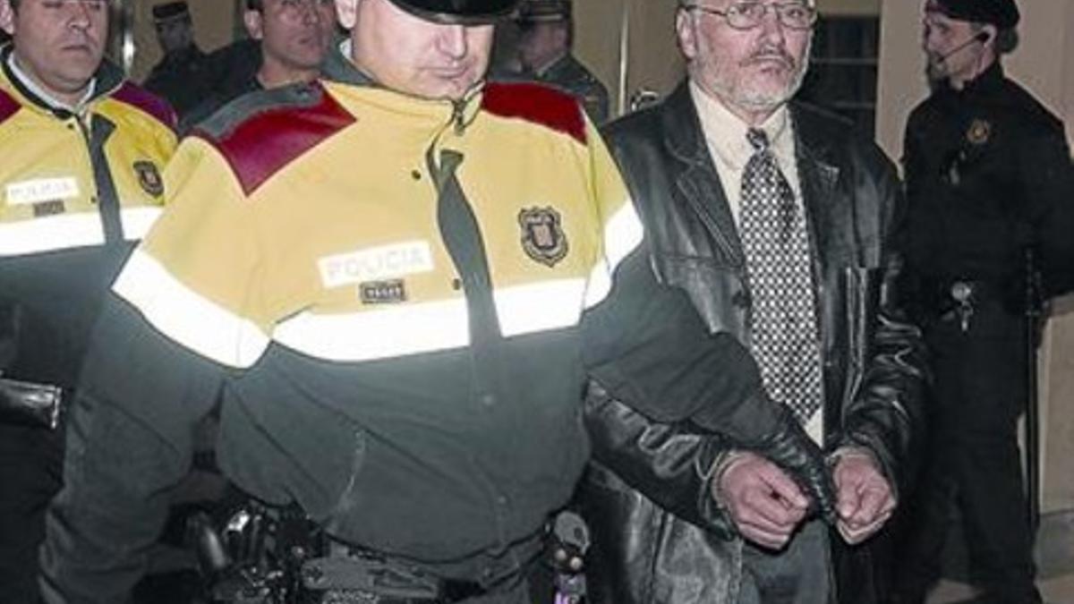 Josñe Antúnez, entre mossos, en el juicio por Quatre Camins.