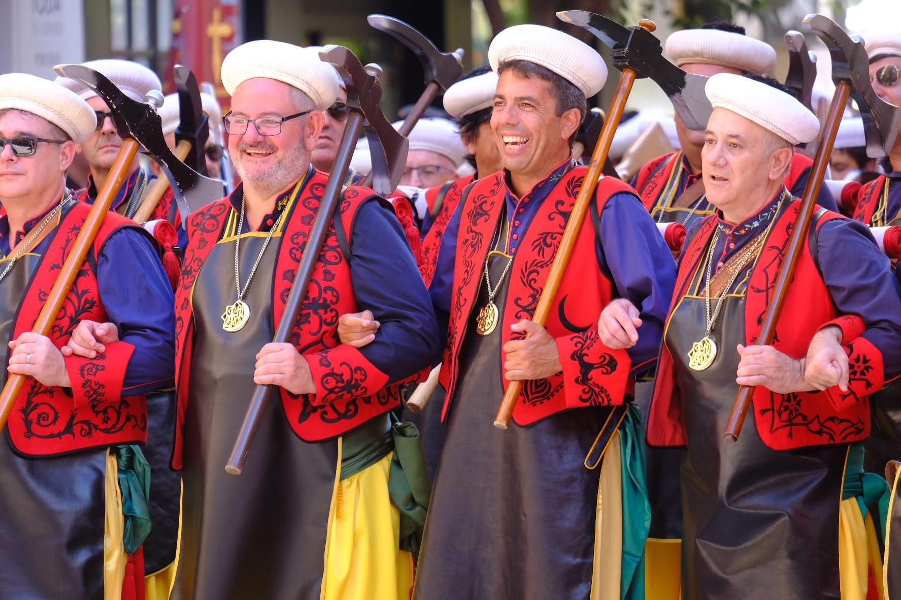 El presidente de la Diputación de Alicante, Carlos Mazón, participando en el desfile de La Entrada.