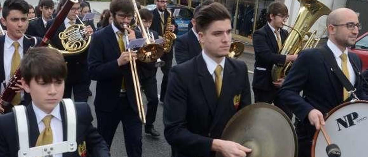 La Banda de Meaño durante su actuación por Santa Lucía. // Noé Parga