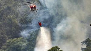 Un helicóptero trabaja en la extinción del incendio forestal de Tenerife