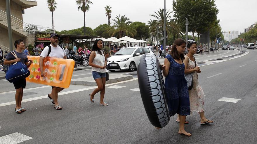 La OCU alerta del peligro para los niños de las figuras hinchables en el mar