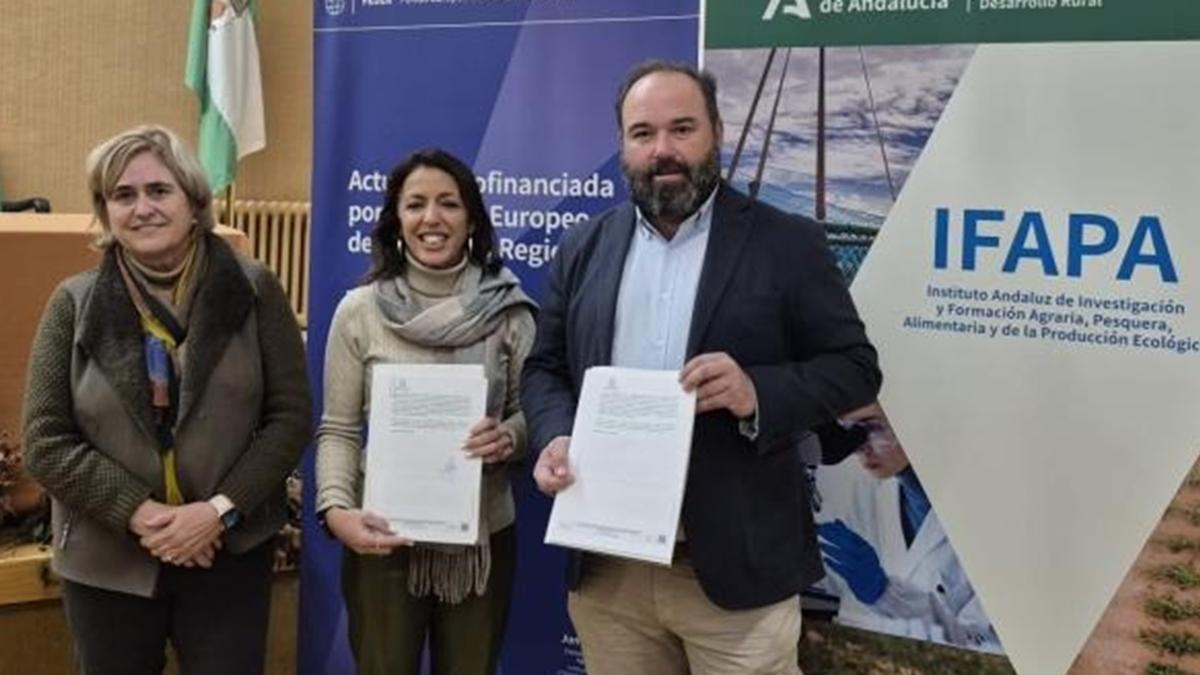 La presidenta del Ifapa, Marta Bosquet, y el presidente de la asociación Aire Paisaje, Francisco Javier Domínguez, tras la firma del acuerdo.