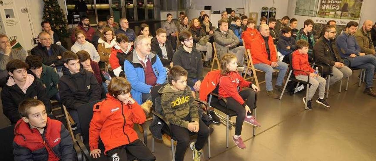 Público presente en el evento del Club FARO celebrado ayer en el consistorio lalinense. // Bernabé/Javier Lalín