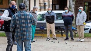 Zaragoza, Huesca y Teruel, confinadas perimetralmente. Así lo ha anunciado Javier Lambán. En la foto, un grupo de hombres juegan a la petanca en un parque de Zaragoza.