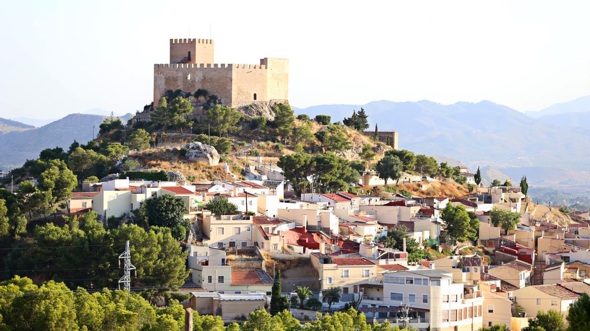 El Castillo-fortaleza de Petrer destaca por su monumentalidad.