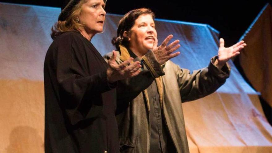 Los actores de &quot;Taller 3&quot;, ayer, durante la puesta en escena de &quot;Madre coraje y sus hijos&quot;, de Bertolt Brecht, en el teatro de Pumarín.