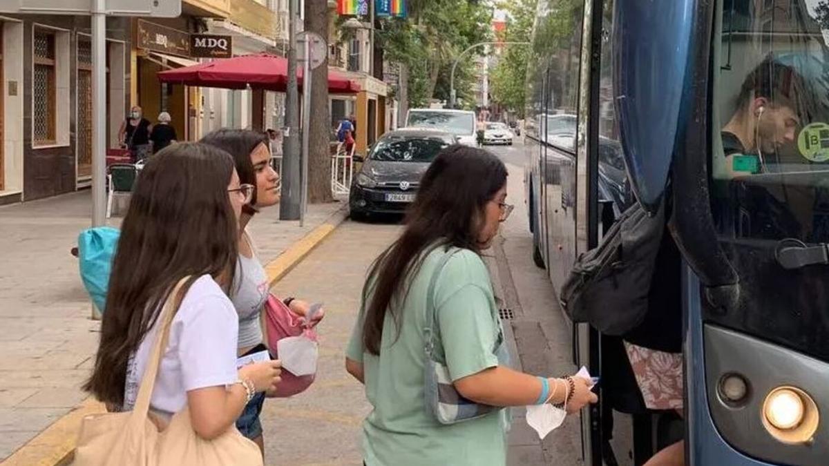 Autobús a su paso por Catarroja.