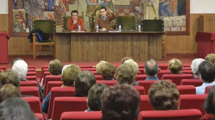 Vega y Huerga, al fondo, ayer durante el encuentro con mayores de la ciudad.