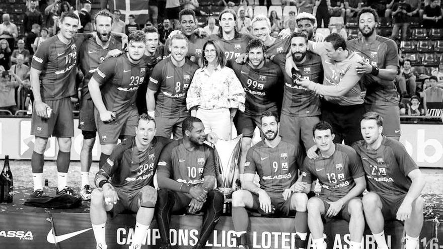 Ramos (tercero por la izquierda, arriba) festeja la liga Asobal ganada por el Barcelona Lassa // M. D.