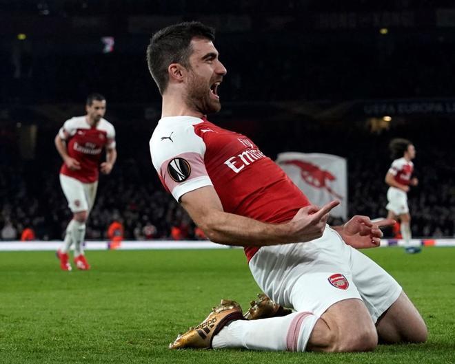 Sokratis del Arsenal celebra después de anotar este jueves, durante el partido de fútbol de la Liga Europea UEFA, entre el Arsenal de R.Unido y el FC BATE Borisov de Bielorrusia, en el Emirates Stadium de Londres