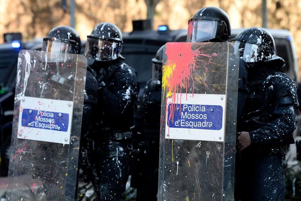 TOPSHOT - Members of the Catalan regional police force Mossos d'Esquadra stand guard during a protest by Catalan pro-independence protesters in Barcelona on December 21, 2018 as the Spanish cabinet held a meeting in the city. - Catalan pro-independence groups blocked roads in the region to protest the meeting. The weekly cabinet meeting usually takes place in Madrid but the government decided to hold it in the Catalan capital as part of its efforts to reduce tensions in Catalonia, which last year made a failed attempt to break away from Spain. (Photo by Josep LAGO / AFP)