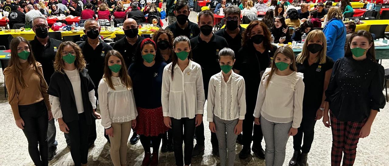 La reina infantil con sus damas, la concejala Escuder y representantes de la Federació de Colles, ayer, en la Pérgola.