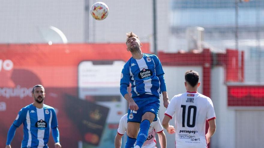 Lebedenko despeja el balón de cabeza ayer en el partido contra el Sanse. | // LOF