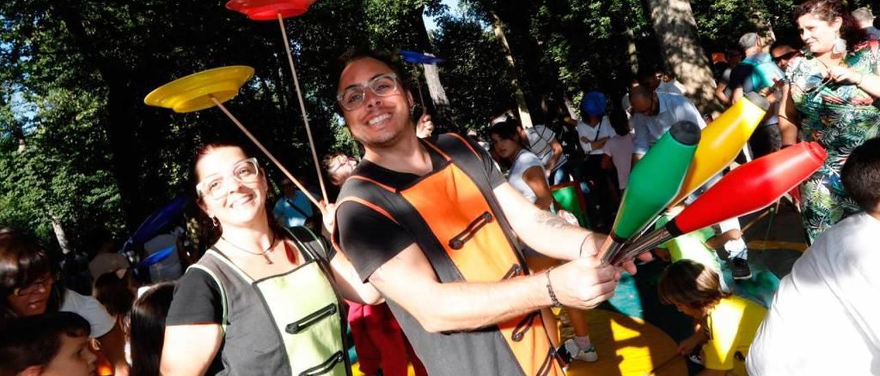 Mayte Zamorano y Óscar Puyo, rodeados de niños y familias, con sus herramientas de trabajo, ayer en el paseo del Angelín.